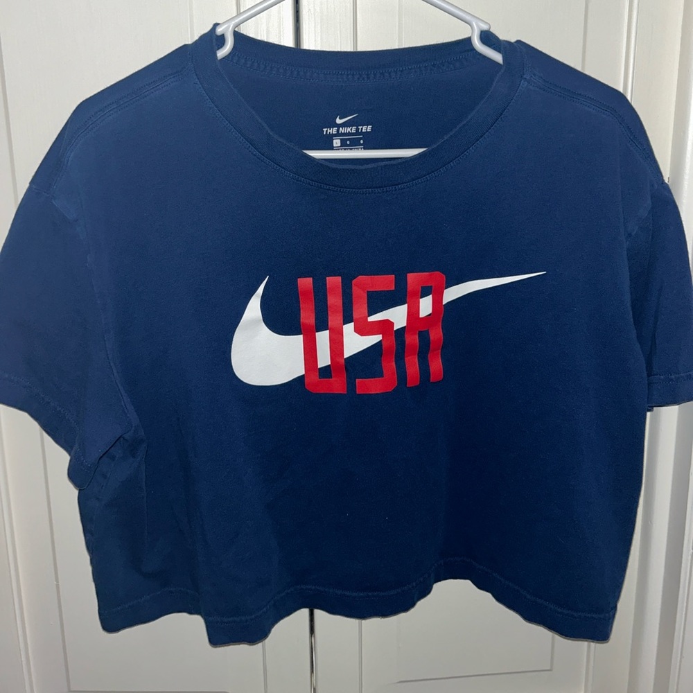 nike cropped tshirt